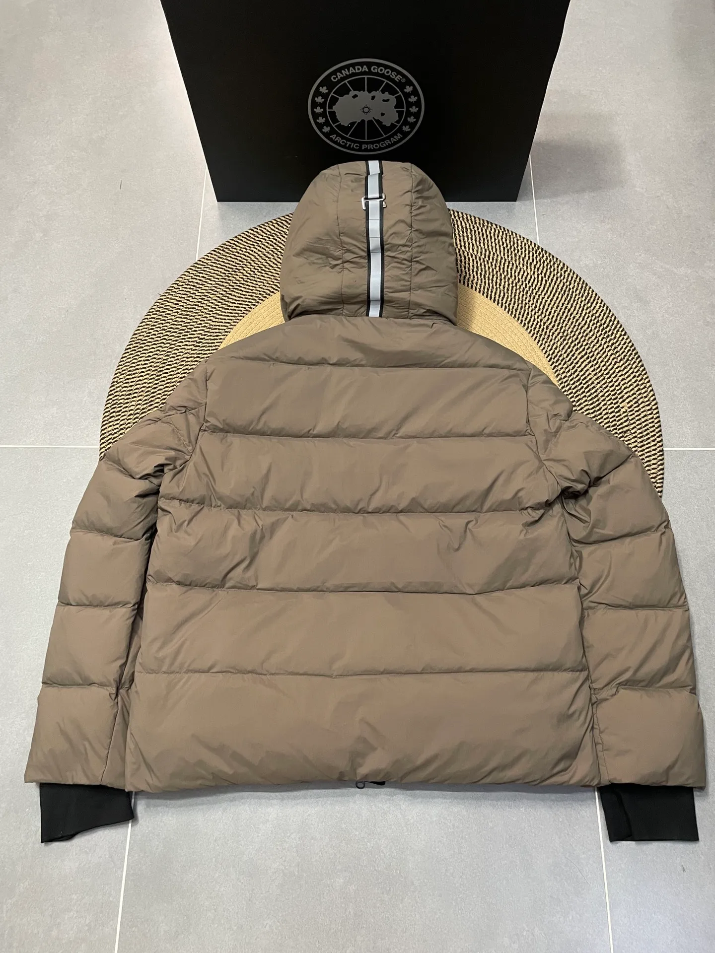 P860 Ouyang Nana second generation Canad goose black label down jacket is a must-have goose black label down jacket in the outerwear industry! The latest designer styles! The goose down jacket has always been a popular element of fashion and is loved by experts from all walks of life! Fashionable hooded cut, high-end customer-supplied fine goose down, high resilience, smooth zipper, strong and firm. Pockets on both sides can store small items, free your hands, and you can go out without worries. It can also meet the need of putting your hands in your pockets👏👏Produced by Big Goose, it can be used as a group uniform by many celebrities. This down jacket uses a double-layer anti-down lining design, which has strong windproof performance and will be very warm in winter! New standard 90% goose down filling, high fluffiness, windproof hooded design. When walking outdoors, pull the collar to the highest position, put your hands in the pockets and it will be very warm. It can be easily controlled by all body types! The interior is equipped with an elastic snow skirt design for better wrapping. The simple and neat style design highlights the masculine temperament. The impeccable style is classic and never goes out of style. It is warm and practical, and it is versatile! You can enter with your eyes closed!    Size: XS-XXL
